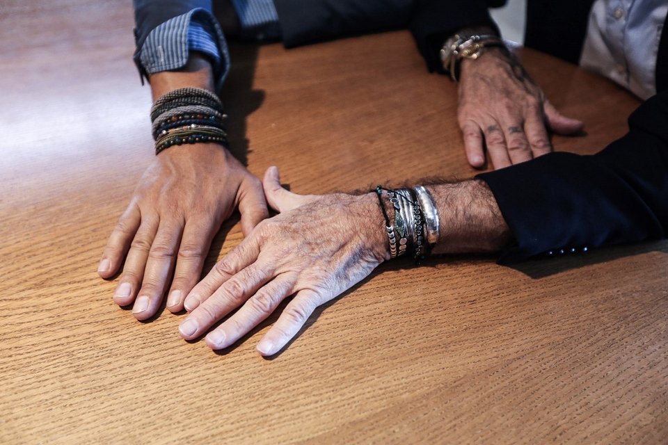 Μπουτάρης και Σταύρος Θεοδωράκης αναμετρήθηκαν για το ποιος έχει περισσότερα βραχιόλια [εικόνες & βίντεο] | iefimerida.gr 4