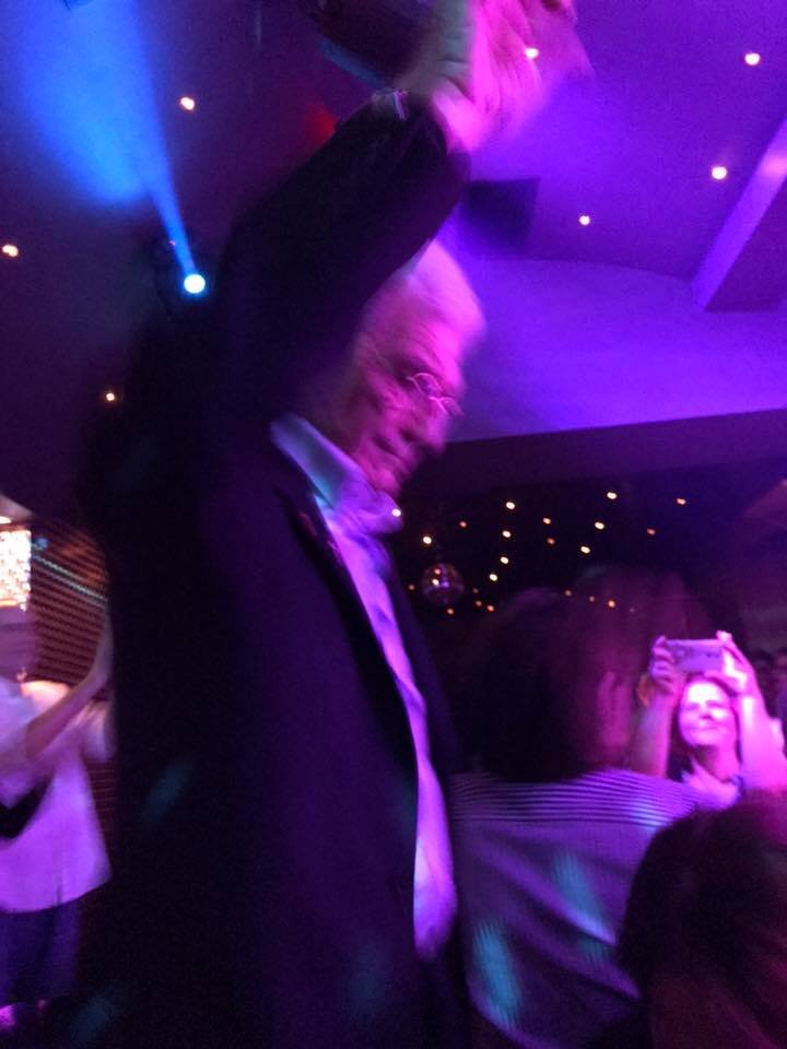 Μεράκλωσε ο Μπουτάρης -Χόρεψε σε μπουζούκια  [εικόνες] | iefimerida.gr 1