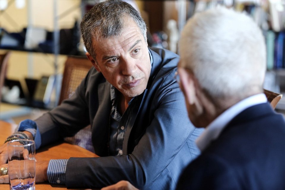 Μπουτάρης και Σταύρος Θεοδωράκης αναμετρήθηκαν για το ποιος έχει περισσότερα βραχιόλια [εικόνες & βίντεο] | iefimerida.gr 5