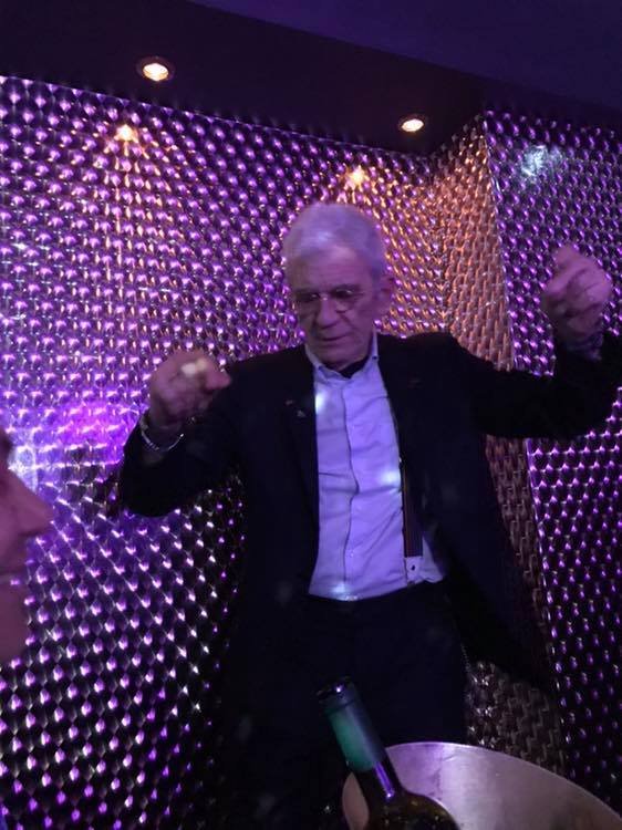 Μεράκλωσε ο Μπουτάρης -Χόρεψε σε μπουζούκια  [εικόνες] | iefimerida.gr 0