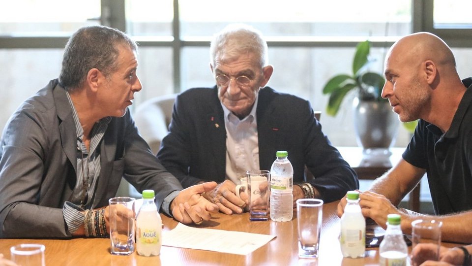 Μπουτάρης και Σταύρος Θεοδωράκης αναμετρήθηκαν για το ποιος έχει περισσότερα βραχιόλια [εικόνες & βίντεο] | iefimerida.gr 6