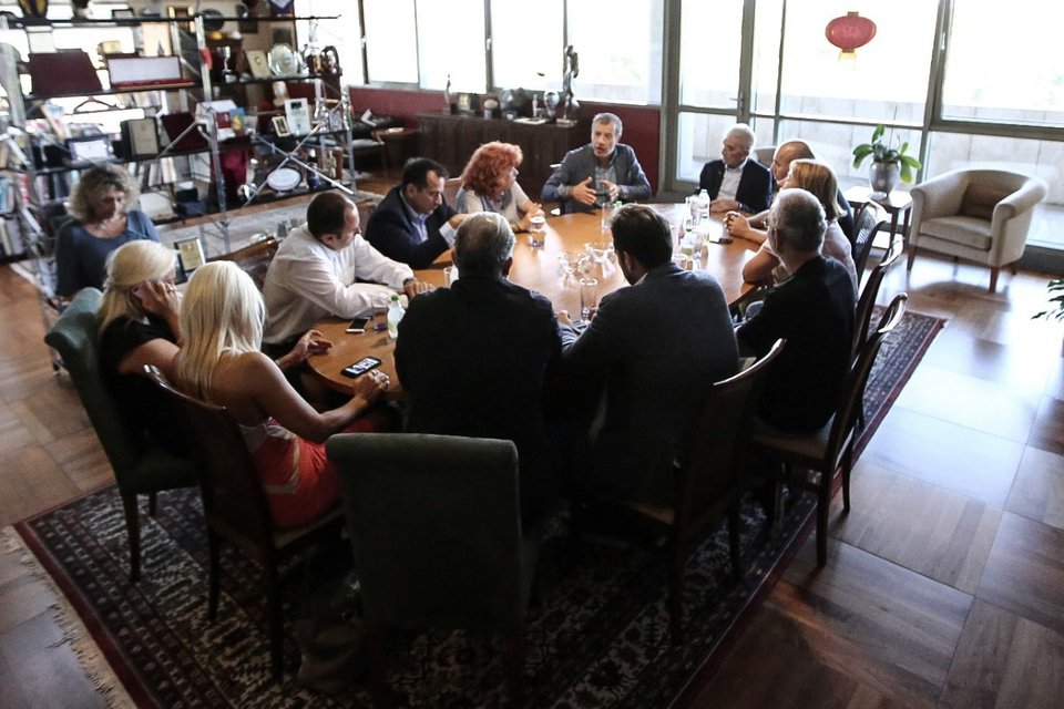 Μπουτάρης και Σταύρος Θεοδωράκης αναμετρήθηκαν για το ποιος έχει περισσότερα βραχιόλια [εικόνες & βίντεο] | iefimerida.gr 8