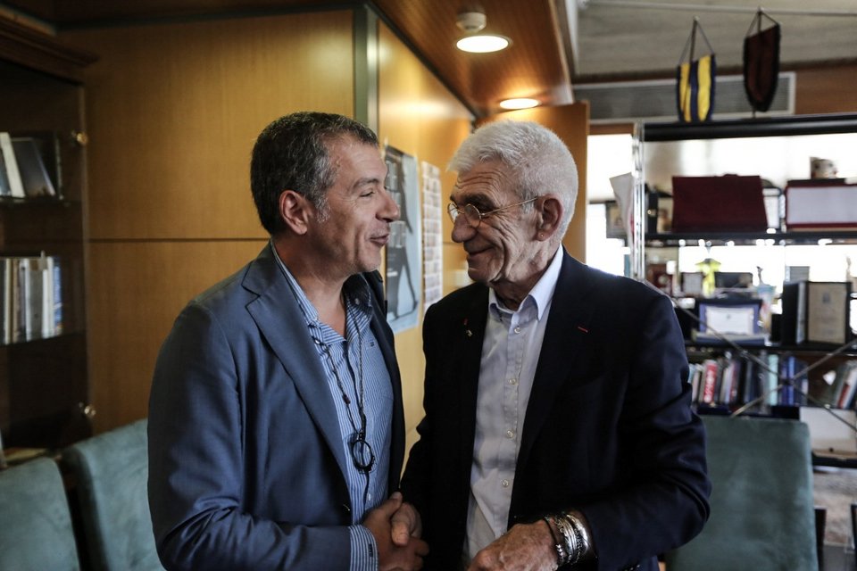 Μπουτάρης και Σταύρος Θεοδωράκης αναμετρήθηκαν για το ποιος έχει περισσότερα βραχιόλια [εικόνες & βίντεο] | iefimerida.gr 9