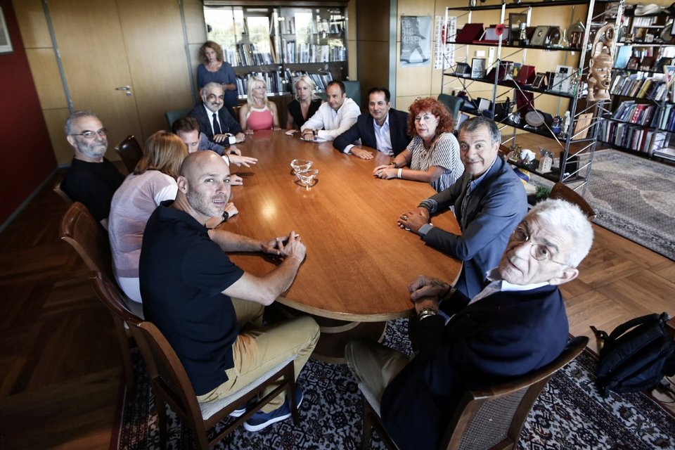 Μπουτάρης και Σταύρος Θεοδωράκης αναμετρήθηκαν για το ποιος έχει περισσότερα βραχιόλια [εικόνες & βίντεο] | iefimerida.gr 10