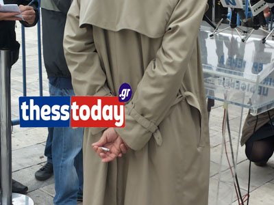 Ο Μπουτάρης, με αμίμητο στιλ, κρύβει το τσιγάρο του από τους δημοσιογράφους [εικόνες] | iefimerida.gr 0