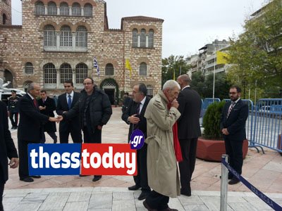 Ο Μπουτάρης, με αμίμητο στιλ, κρύβει το τσιγάρο του από τους δημοσιογράφους [εικόνες] | iefimerida.gr 2