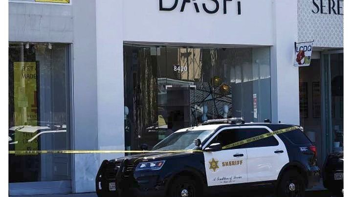 Ανω-κάτω οι Καρντάσιανς: Eνοπλη γυναίκα  εισέβαλε στην μπουτίκ τους [εικόνες & βίντεο] | iefimerida.gr 0