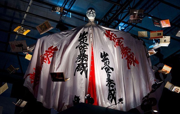 Ρεκόρ προπωλήσεων κάνει η ρετροσπεκτίβα για τον Ντέιβιντ Μπάουι [εικόνες]  | iefimerida.gr 0