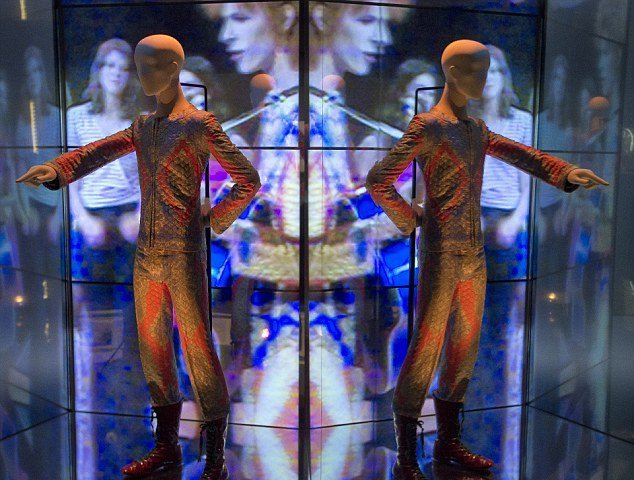 Ρεκόρ προπωλήσεων κάνει η ρετροσπεκτίβα για τον Ντέιβιντ Μπάουι [εικόνες]  | iefimerida.gr 1