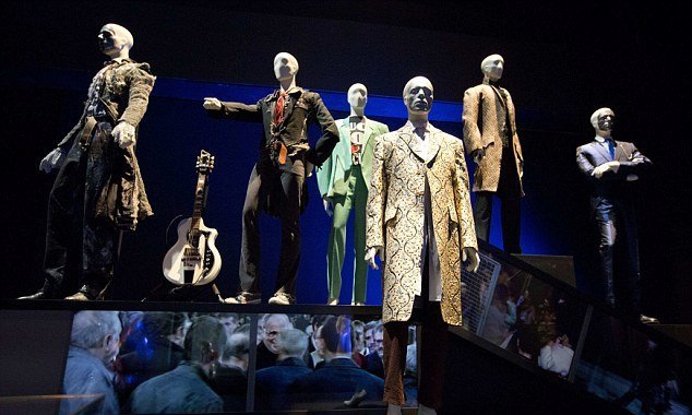 Ρεκόρ προπωλήσεων κάνει η ρετροσπεκτίβα για τον Ντέιβιντ Μπάουι [εικόνες]  | iefimerida.gr 2