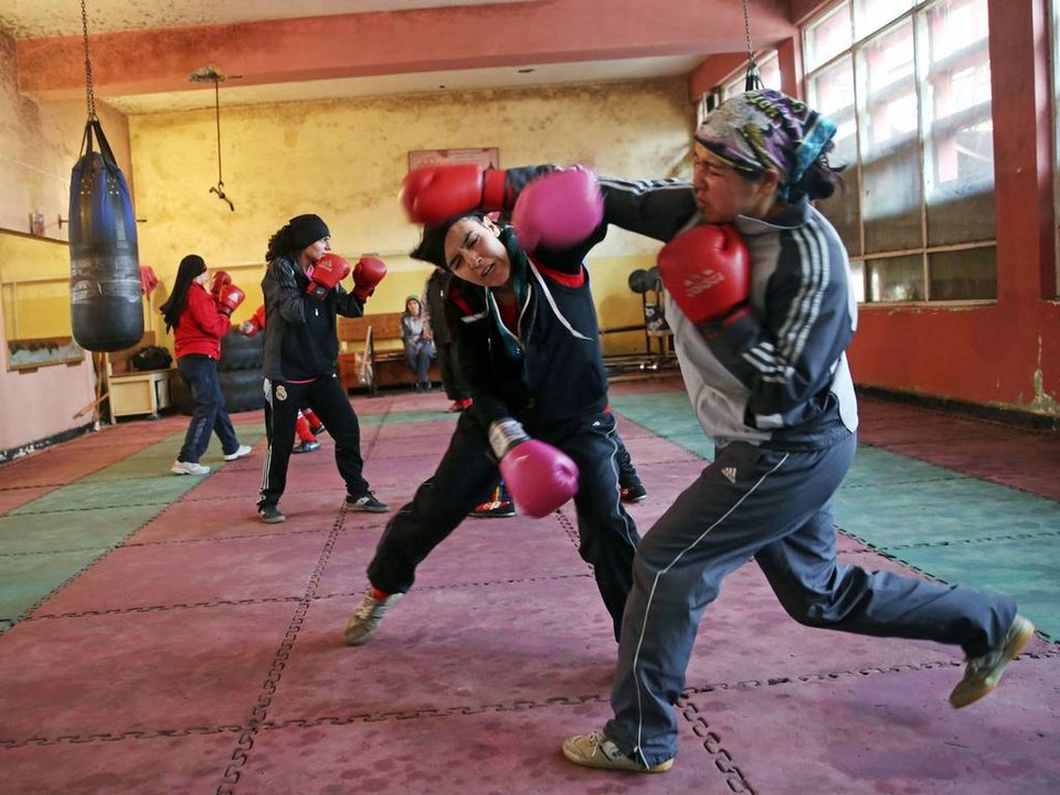 Τα κορίτσια του Αφγανιστάν πετούν τη μπούρκα και φορούν τα γάντια του μποξ -Ενα   αφιέρωμα της Independent [εικόνες] | iefimerida.gr 2