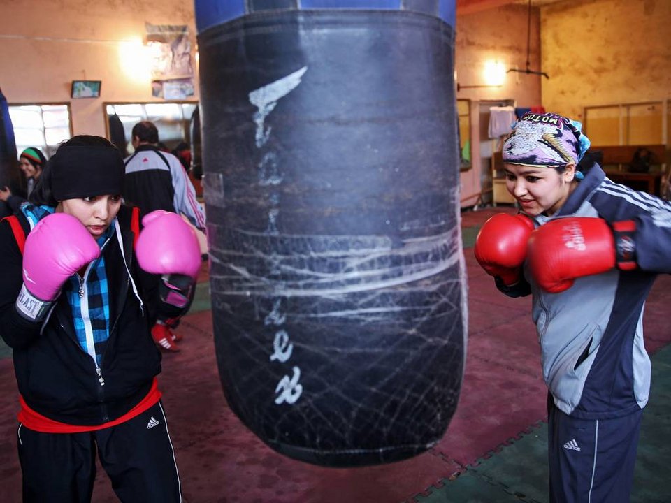 Τα κορίτσια του Αφγανιστάν πετούν τη μπούρκα και φορούν τα γάντια του μποξ -Ενα   αφιέρωμα της Independent [εικόνες] | iefimerida.gr 3