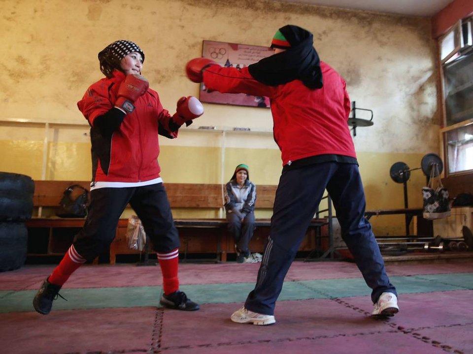 Τα κορίτσια του Αφγανιστάν πετούν τη μπούρκα και φορούν τα γάντια του μποξ -Ενα   αφιέρωμα της Independent [εικόνες] | iefimerida.gr 4