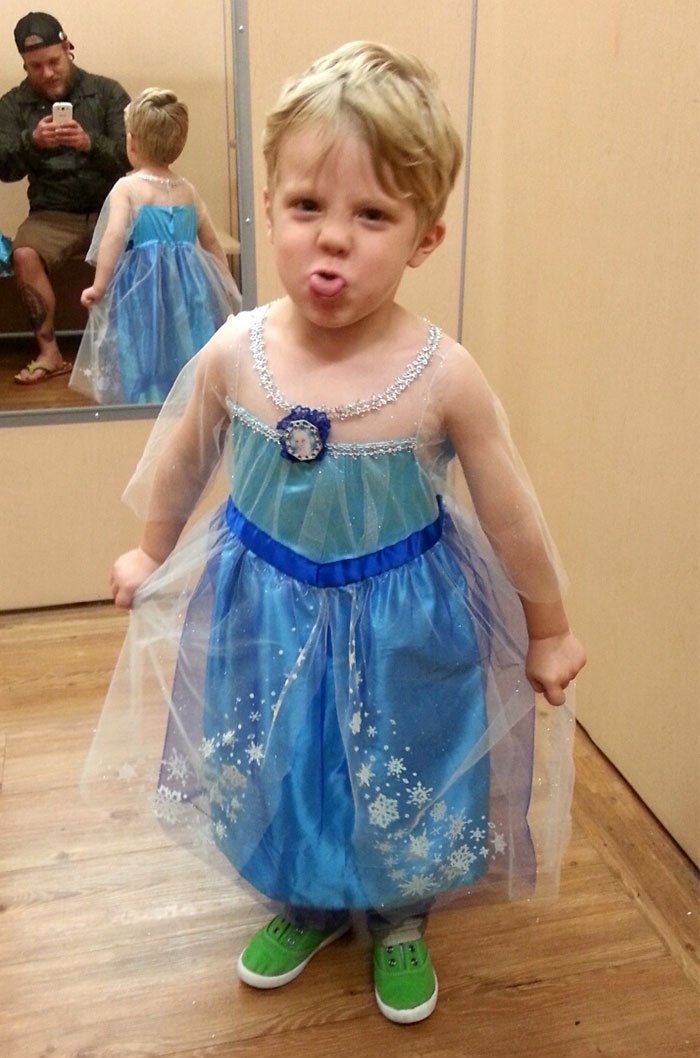 Ενα αγόρι ήθελε να ντυθεί πριγκίπισσα στο Halloween - Ο πατέρας του το βοήθησε [εικόνες] | iefimerida.gr 0