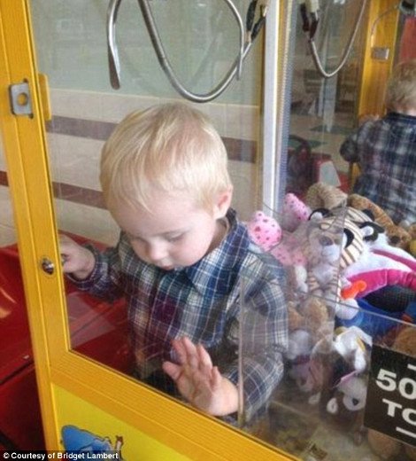 Σκανταλιάρης μπόμπιρας τρυπώνει σε κουτί-αυτόματο πωλητή παιχνιδιών: Τον έβγαλε η Πυροσβεστική [εικόνες] | iefimerida.gr 2