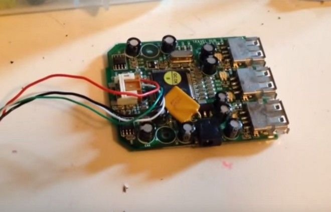 Συνέλαβαν 14χρονο για τρομοκρατία, εξαιτίας αυτοσχέδιου ρολογιού - Στο πλευρό του ο Ομπάμα [εικόνες] | iefimerida.gr 0