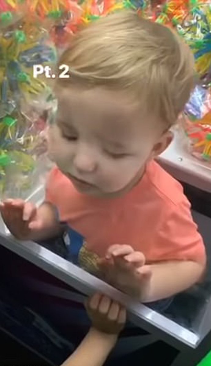 Απίστευτο: Aγόρι εγκλωβίστηκε στο παιχνίδι με τα αρκουδάκια και τη δαγκάνα -Το έβγαλε η Πυροσβεστική! [εικόνες] | iefimerida.gr 0