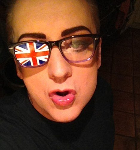 Θαυμάστρια, μαύρισε το μάτι του τραγουδιστή Boy George [εικόνες] | iefimerida.gr 2