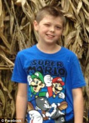 Ηρωας ετών 8: Θυσιάστηκε για να σώσει την οικογένειά του από φλεγόμενο τροχόσπιτο [εικόνες&βίντεο] | iefimerida.gr 4