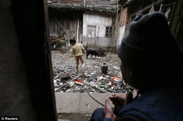 11χρονος ζει αλυσοδεμένος μέσα στο σπίτι του – Κυκλοφορεί δεμένος στους δρόμους [εικόνες] | iefimerida.gr 5