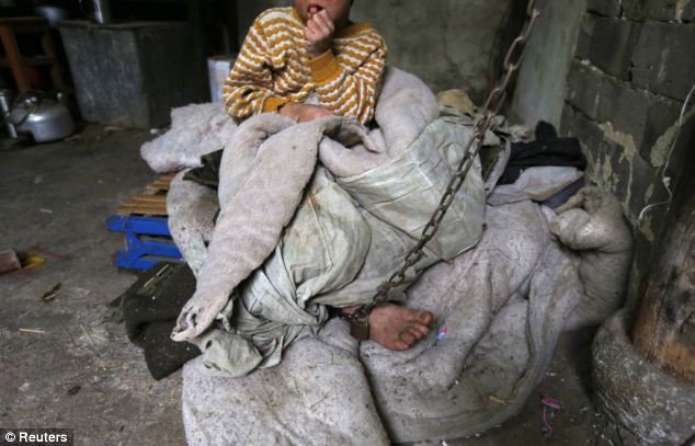 11χρονος ζει αλυσοδεμένος μέσα στο σπίτι του – Κυκλοφορεί δεμένος στους δρόμους [εικόνες] | iefimerida.gr 8