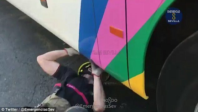 Απίστευτο: Νεαρός ταξίδεψε 230 χιλιόμετρα κρυμμένος κάτω από ένα... λεωφορείο [εικόνες] | iefimerida.gr 2