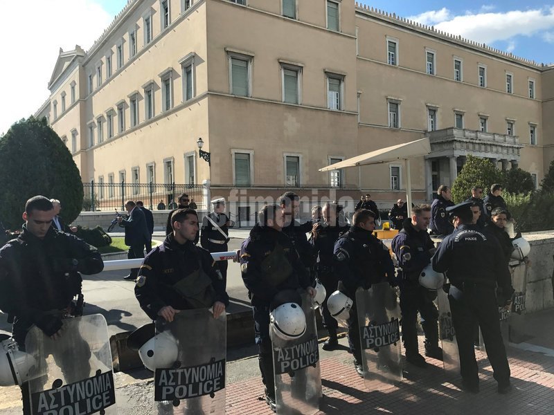 Συνταξιούχοι έξω από το υπουργείο Εργασίας: Απαιτούμε όλα τα κομμένα δώρα και τα αναδρομικά [εικόνες] | iefimerida.gr 2