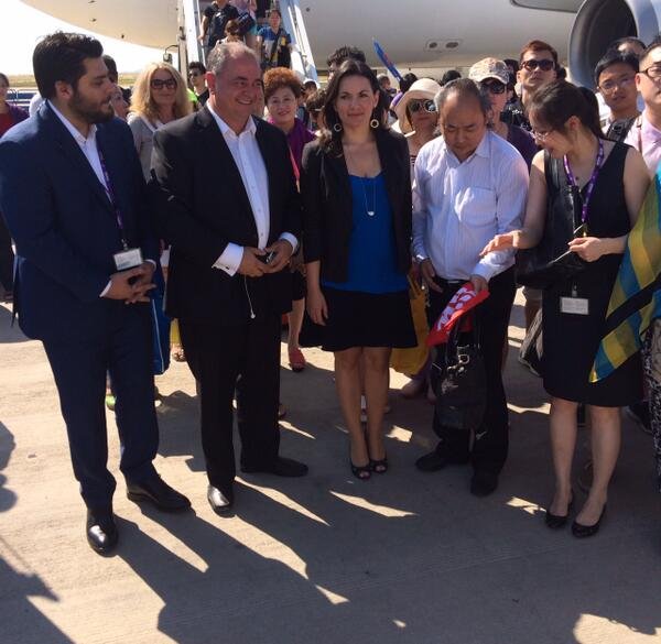 Σε ρόλο αεροσυνοδού εδάφους, η Ολγα Κεφαλογιάννη υποδέχθηκε την πτήση από Σανγκάη [εικόνα] | iefimerida.gr 0