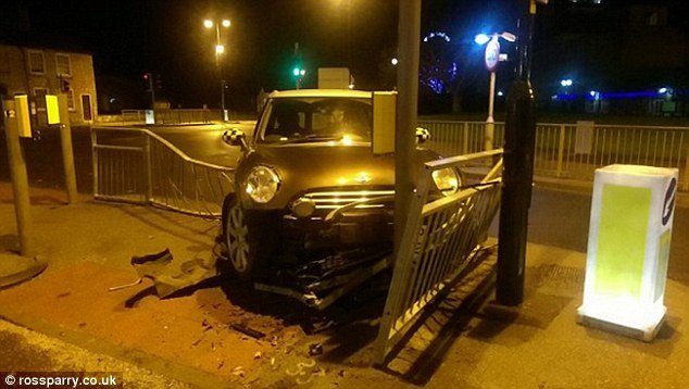 Απίστευτο: Τράκαρε το μίνι κούπερ του και κρύφτηκε στη φάτνη για να αποφύγει τη σύλληψη [εικόνες]  | iefimerida.gr 0