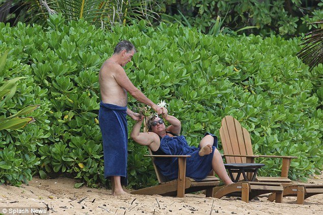 Πιρς Μπρόσναν: Σε τρυφερές στιγμές με την πληθωρική σύζυγό του [εικόνες]  | iefimerida.gr 2