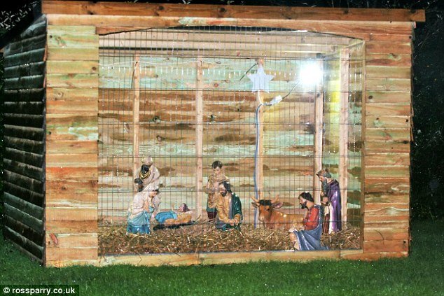 Απίστευτο: Τράκαρε το μίνι κούπερ του και κρύφτηκε στη φάτνη για να αποφύγει τη σύλληψη [εικόνες]  | iefimerida.gr 1