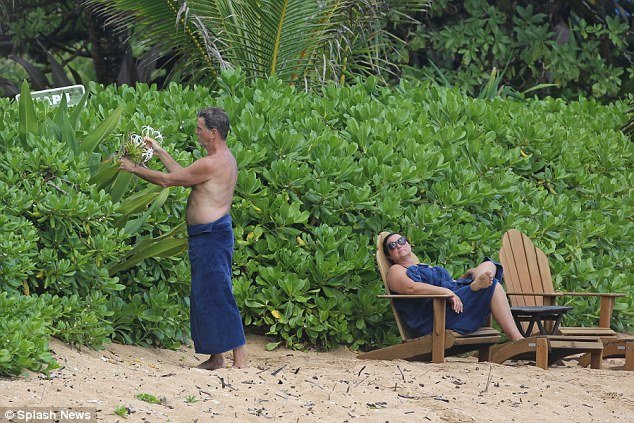 Πιρς Μπρόσναν: Σε τρυφερές στιγμές με την πληθωρική σύζυγό του [εικόνες]  | iefimerida.gr 1