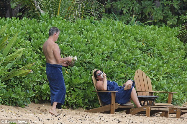 Πιρς Μπρόσναν: Σε τρυφερές στιγμές με την πληθωρική σύζυγό του [εικόνες]  | iefimerida.gr 3