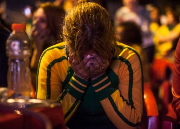 Εθνικό πένθος στη Βραζιλία -Συγκλονίζει το κλάμα των οπαδών μετά τη συντριβή από τη Γερμανία [εικόνες] | iefimerida.gr 16