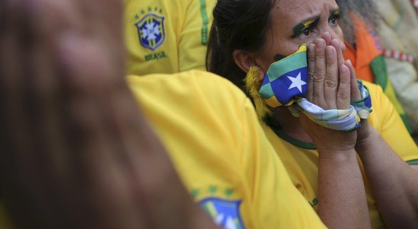 Εθνικό πένθος στη Βραζιλία -Συγκλονίζει το κλάμα των οπαδών μετά τη συντριβή από τη Γερμανία [εικόνες] | iefimerida.gr 7