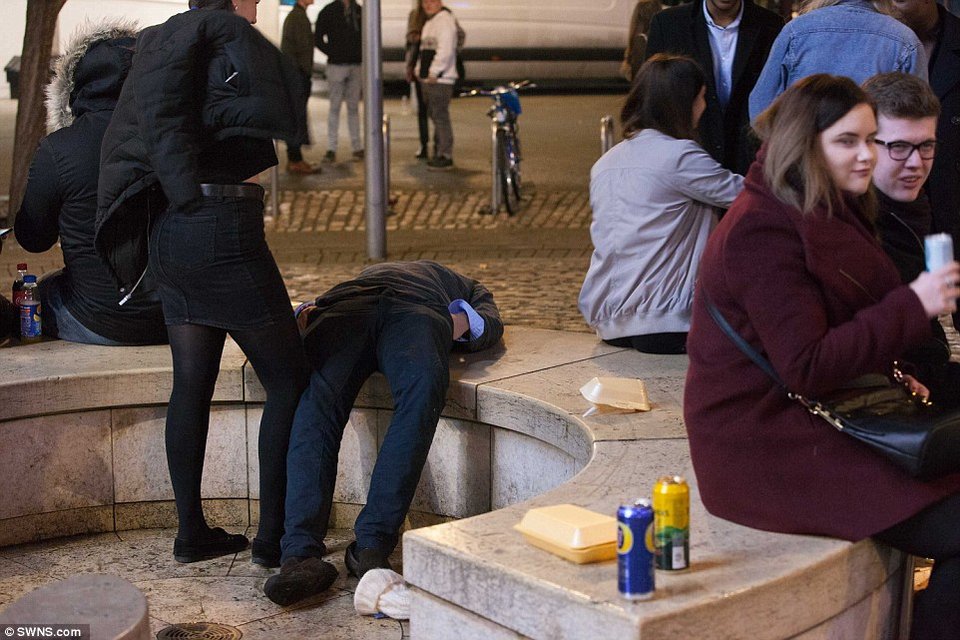 Η ξέφρενη βραδιά των Βρετανών -Δείτε πώς υποδέχθηκαν το 2017 [εικόνες] | iefimerida.gr 9
