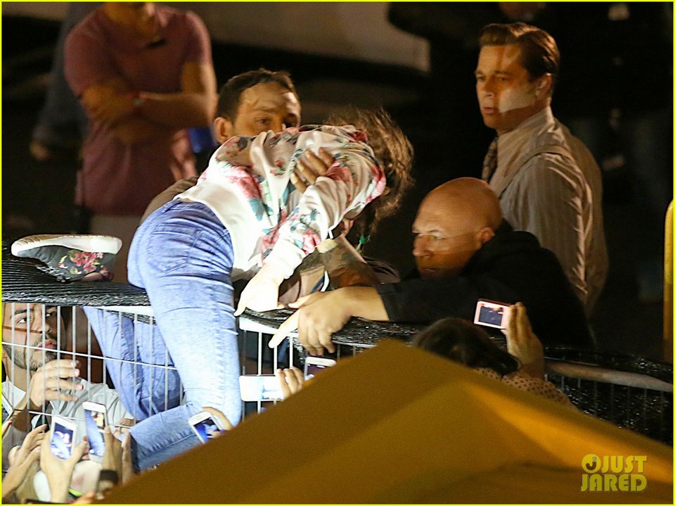 Η στιγμή που ο Μπραντ Πιτ σώζει κοριτσάκι από το ποδοπάτημα [εικόνες & βίντεο] | iefimerida.gr 1