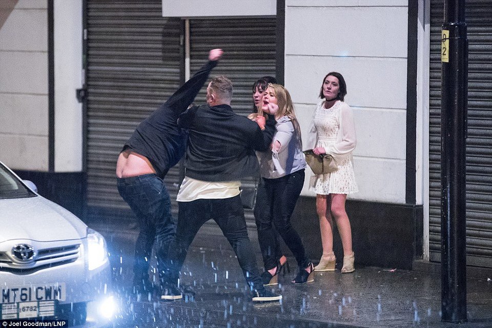 Η ξέφρενη βραδιά των Βρετανών -Δείτε πώς υποδέχθηκαν το 2017 [εικόνες] | iefimerida.gr 15