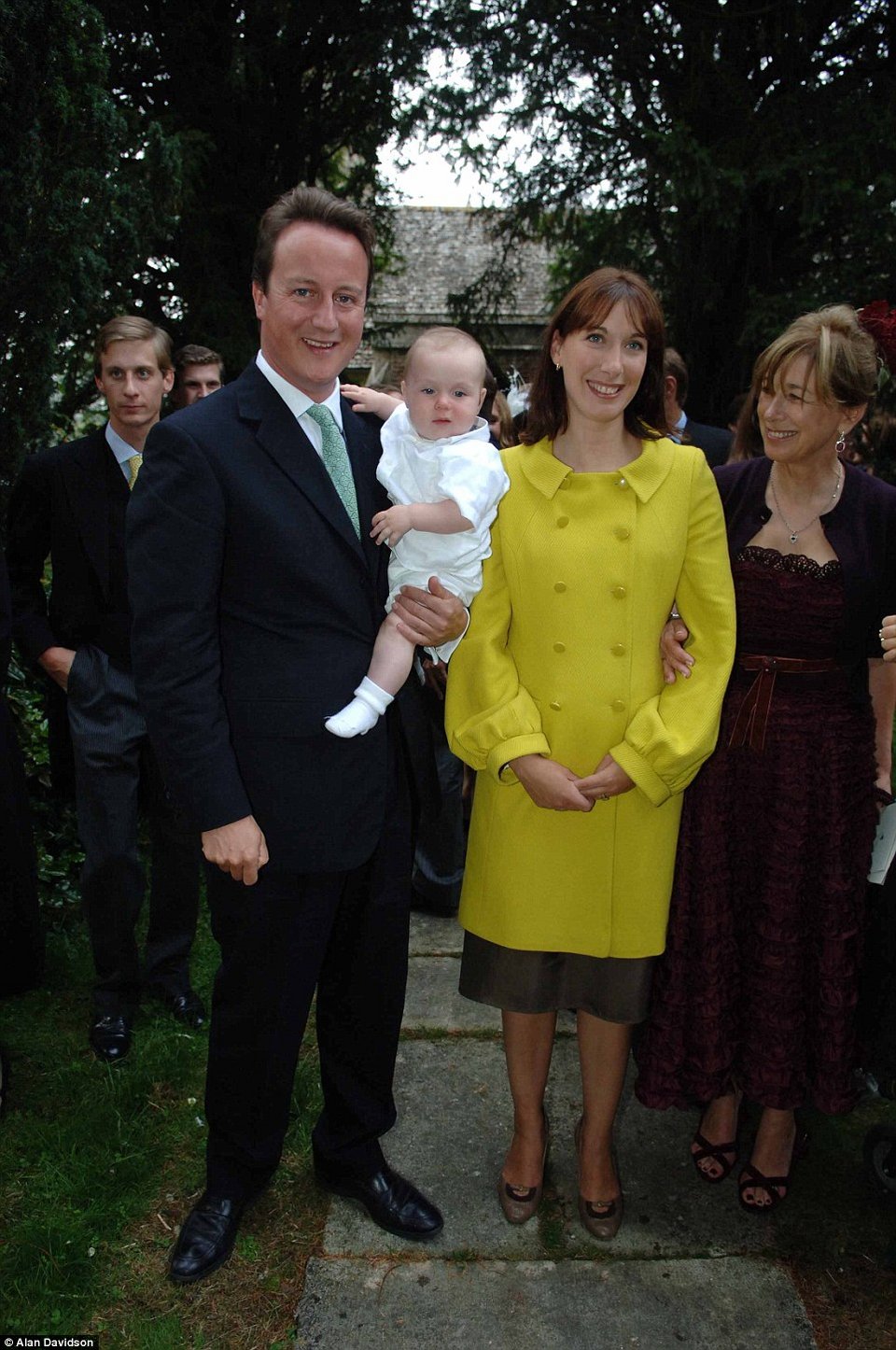 «Δεν τον περίμενα με μαύρο νεγκλιζέ και ένα μαρτίνι στο χέρι» -Η πεθερά του Κάμερον μιλά για τη ζωή της [εικόνες] | iefimerida.gr 3