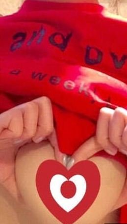 Νέα τρέλα στο διαδίκτυο -Κάνουν καρδιές με το... γυμνό τους στήθος [εικόνες] | iefimerida.gr 2