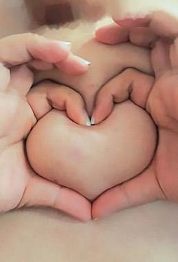 Νέα τρέλα στο διαδίκτυο -Κάνουν καρδιές με το... γυμνό τους στήθος [εικόνες] | iefimerida.gr 4