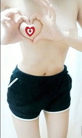 Νέα τρέλα στο διαδίκτυο -Κάνουν καρδιές με το... γυμνό τους στήθος [εικόνες] | iefimerida.gr 5