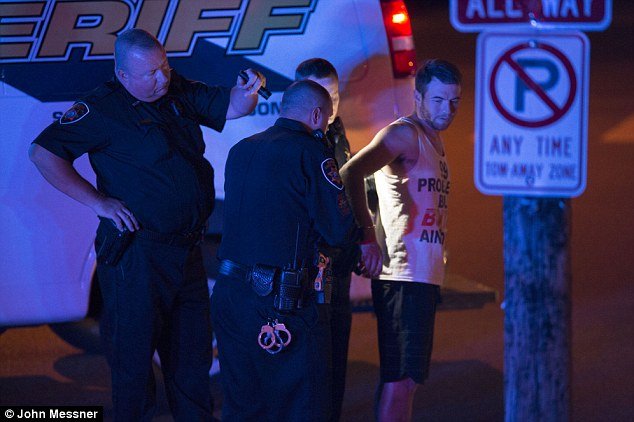 Βοηθός σερίφη επιχειρεί να πνίξει φοιτητή -Σοκάρουν τα καρέ που κατέγραψαν το συμβάν [εικόνες] | iefimerida.gr 0