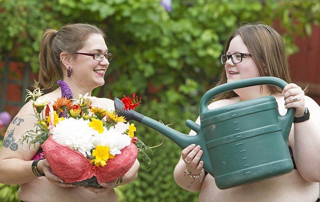 Βρετανία: Εκαναν τα σουτιέν τους γλάστρες για καλό σκοπό [εικόνες] | iefimerida.gr 0