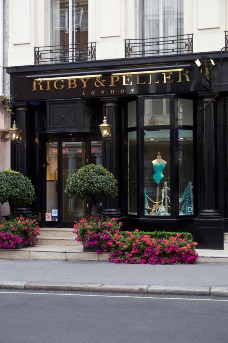 Η προμηθεύτρια εσωρούχων του παλατιού αποκαλύπτει τι φορούσαν Νταϊάνα και Ελισάβετ [εικόνες] | iefimerida.gr 1