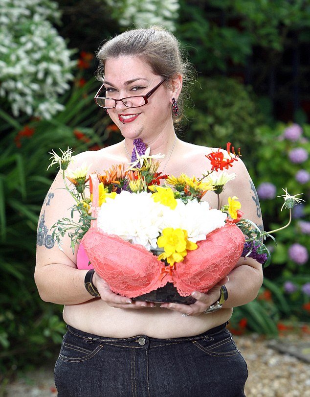 Βρετανία: Εκαναν τα σουτιέν τους γλάστρες για καλό σκοπό [εικόνες] | iefimerida.gr 1