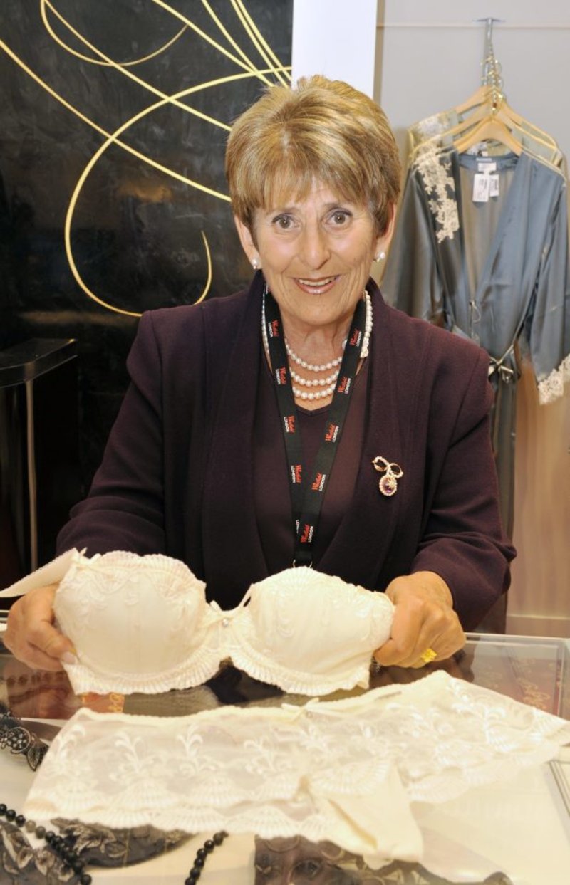 Η προμηθεύτρια εσωρούχων του παλατιού αποκαλύπτει τι φορούσαν Νταϊάνα και Ελισάβετ [εικόνες] | iefimerida.gr 0