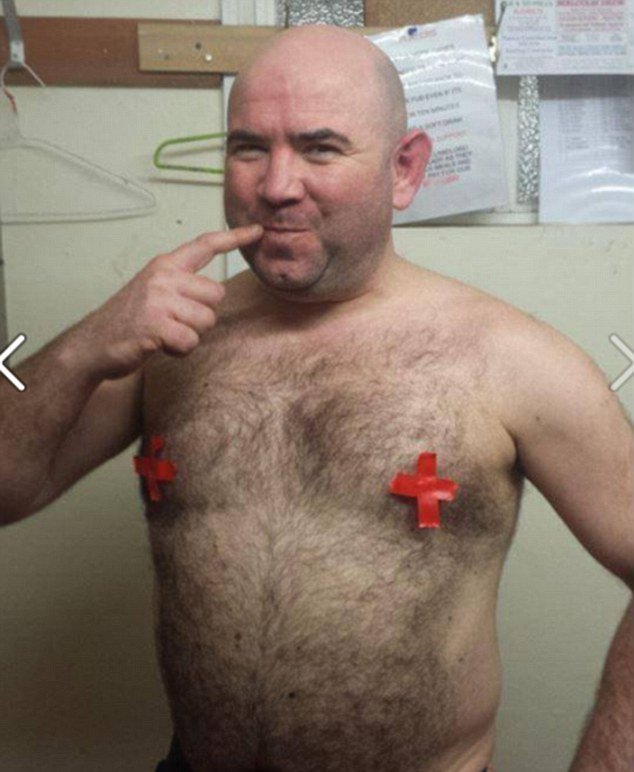 Προτάσσουν τα στήθη τους για την καταπολέμηση του καρκίνου -Η νέα φιλανθρωπική μανία που έγινε viral [εικόνες] | iefimerida.gr 4