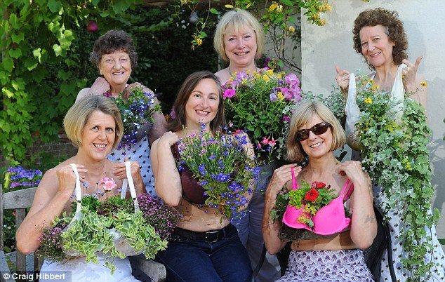 Βρετανία: Εκαναν τα σουτιέν τους γλάστρες για καλό σκοπό [εικόνες] | iefimerida.gr 2