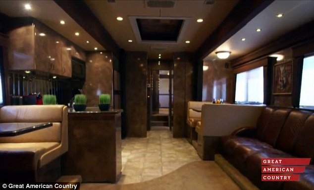 Αυτό είναι το τροχόσπιτο του 1 εκατ. δολ. των Μπραντζελίνα -Η χλιδή σε όλο της το μεγαλείο [εικόνες & βίντεο] | iefimerida.gr 1